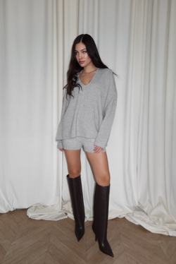 Комплект вязаный, свитер с v-образным вырезом и шорты