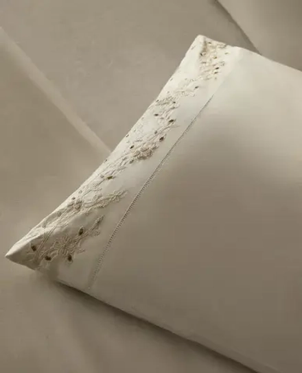 ZARA HOME НАВОЛОЧКА С ВЫШИВКОЙ В ЦВЕТОЧНОМ СТИЛЕ, ЭКРЮ