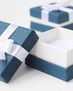 Картонный футляр с бантиком «Наполеон» 60x60x39 мм под кольцо, серьги, подвеску и гарнитур