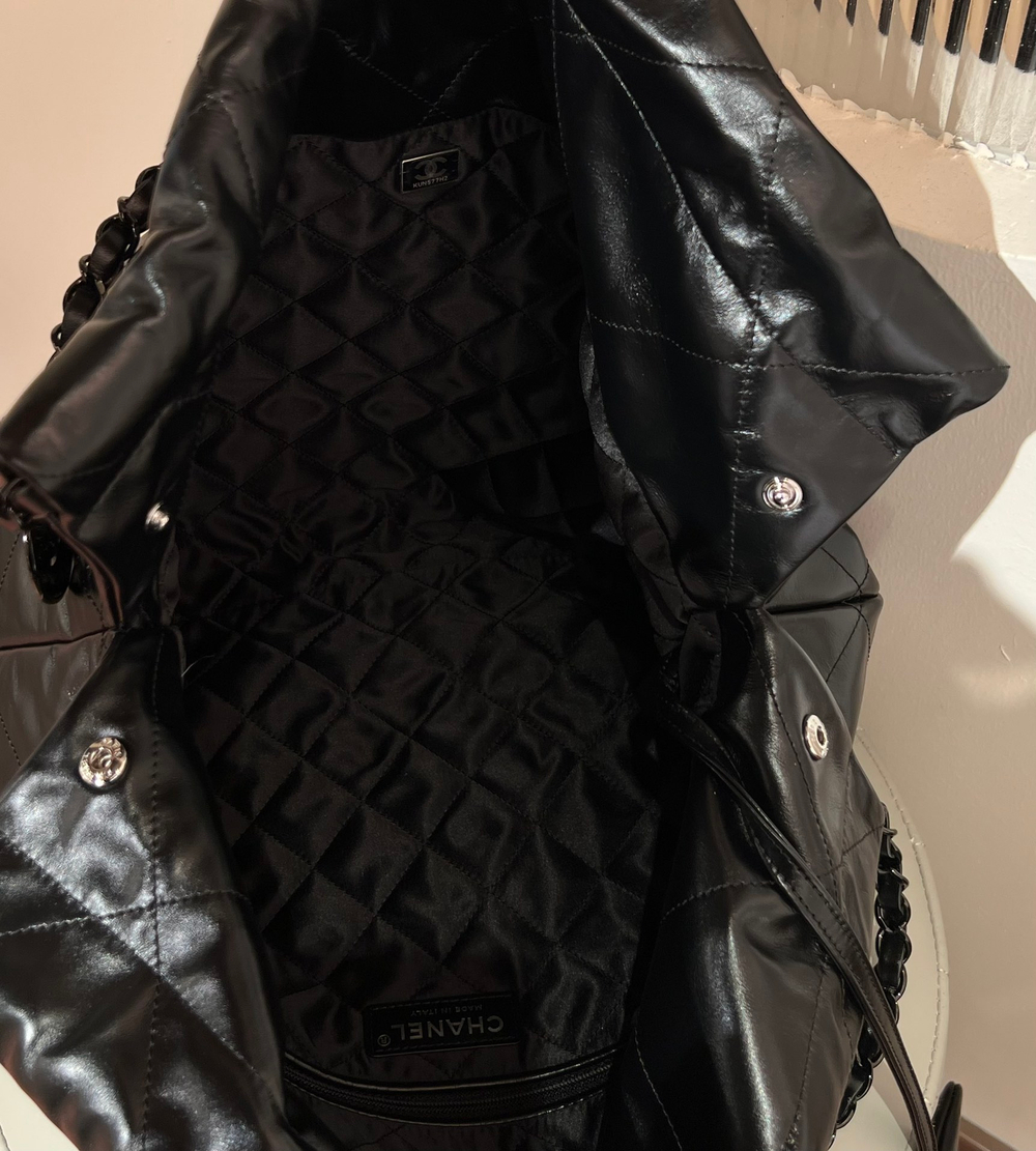 Chanel 22 Handbag