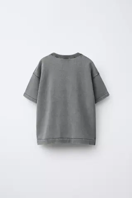 ZARA ФУТБОЛКА ИЗ ТКАНИ С ЭФФЕКТОМ ПОТЕРТОСТИ, СЕРЫЙ