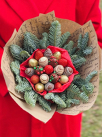 Новогодний букет с клубникой в шоколаде с нобилис