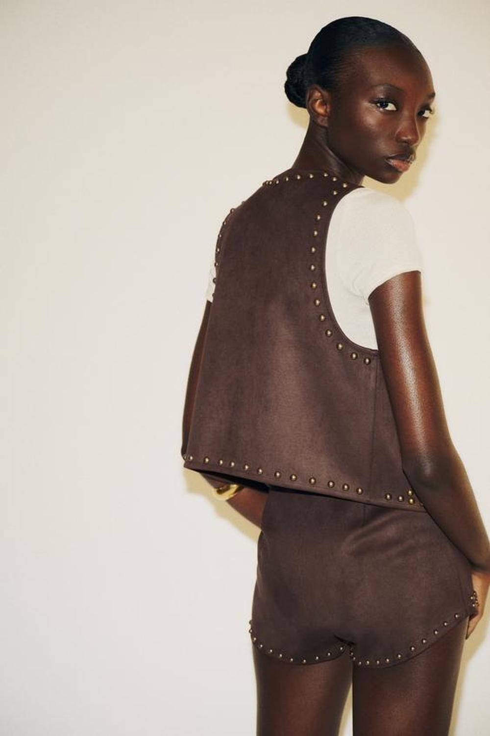 ZARA ШОРТЫ ИЗ ИСКУССТВЕННОЙ ЗАМШИ С ЗАКЛЕПКАМИ, ШОКОЛАДНЫЙ