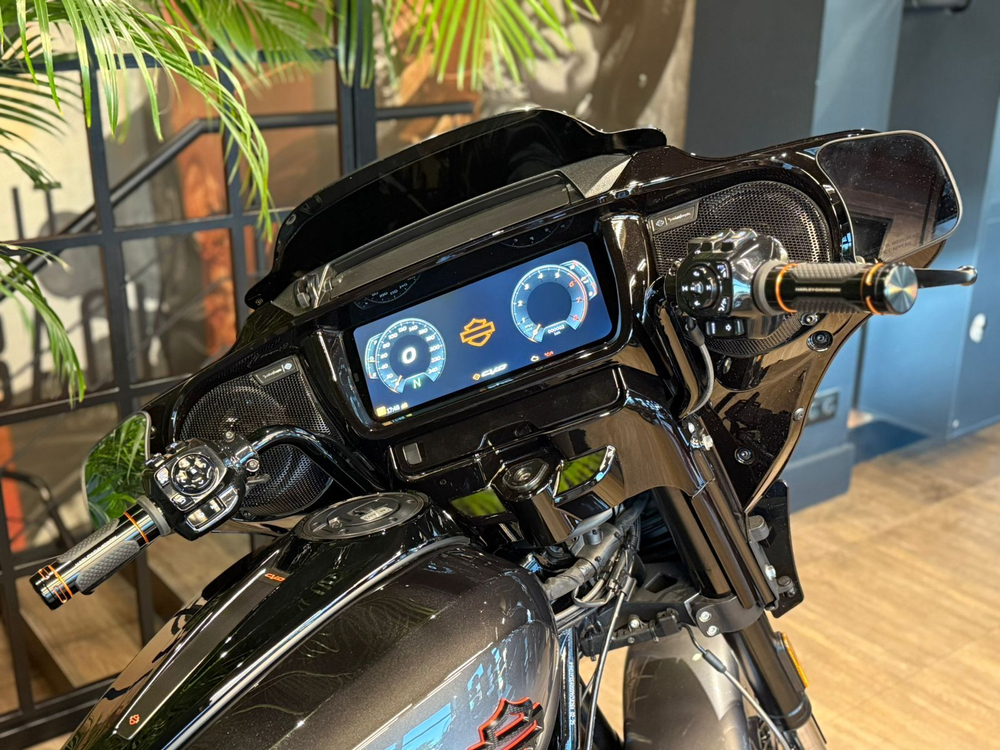 Harley-Davidson CVO Street Glide 121 (Raven Fade) 2025