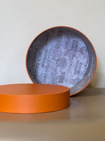 Короткая круглая коробка 22,5 см . Цвет: Оранжевый  . Розница 350 рублей .