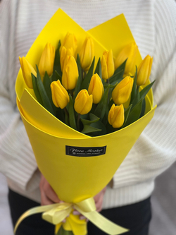 Яркий букет из желтых тюльпанов в стильном оформлении от Флора Маркет