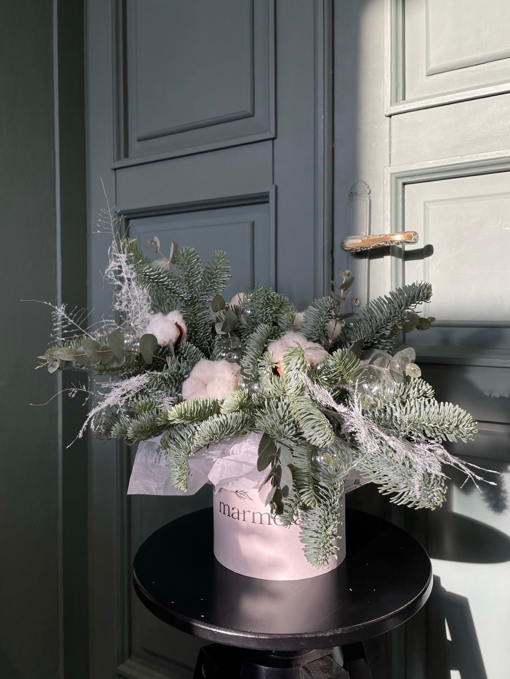 Новогодняя композиция в коробочке с хлопком и игрушками