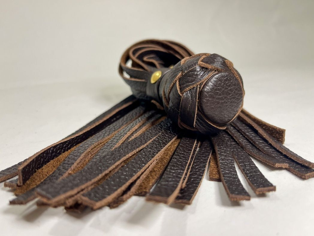 Коричневая генитальная кожаная плеть - 30 см. (Цвет: коричневый)