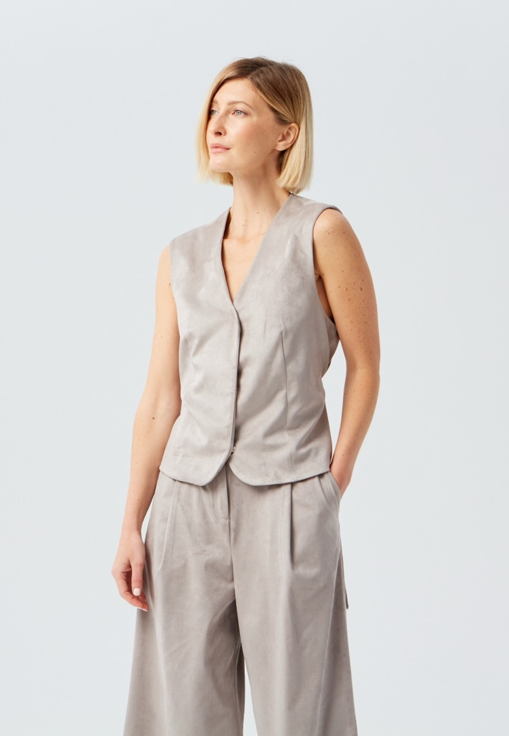 Жилет из замши серый