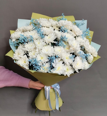 Букет из 9 кустовых хризантем сорта "BALTICA WHITE" и голубым лимониумом