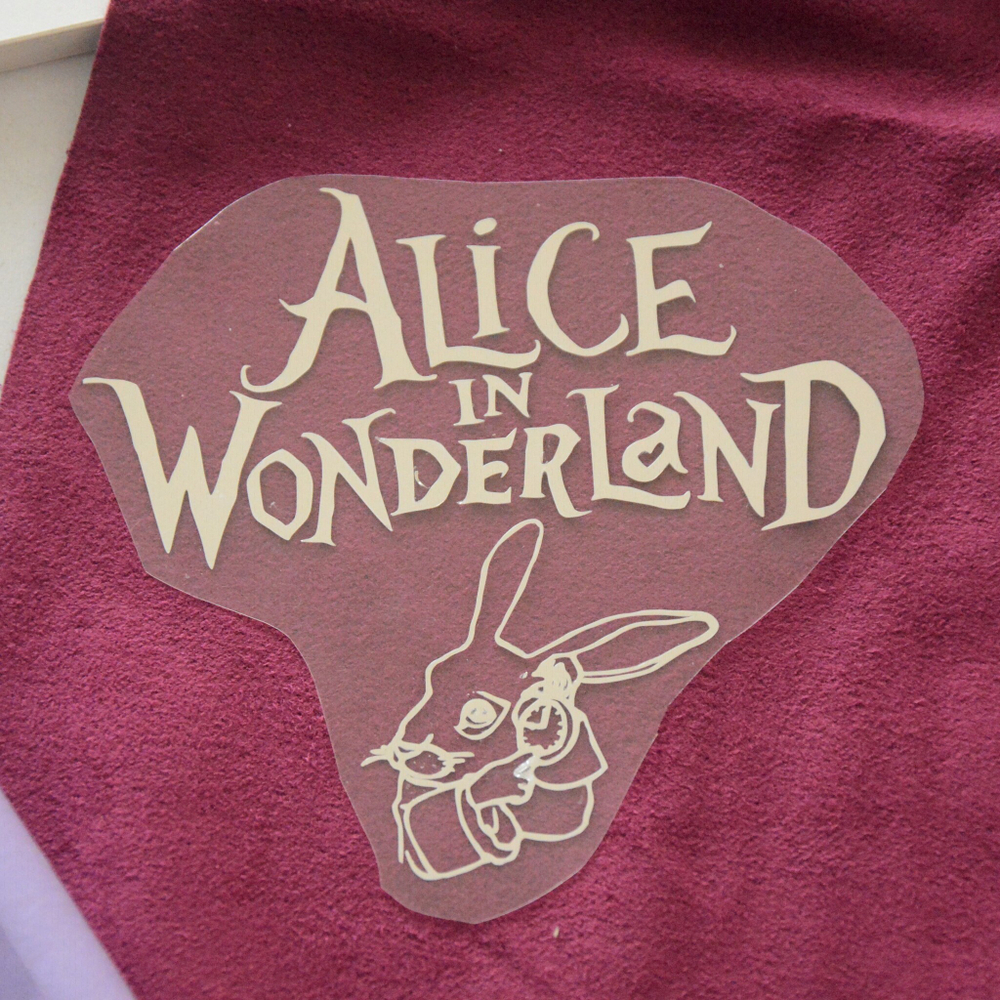 Надпись из термотрансферной пленки "AlicE in WonderlanD" с кроликом