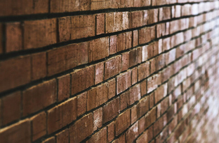 Как правильно хранить кирпич в зимний период