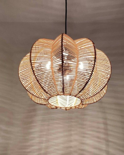 Изящная подвесная люстра из натурального ротанга с лепестковой формой.
