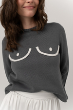 Серый свитер с титями