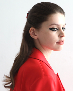 Заколка-сердце S из красного шелка с серебристыми клепками