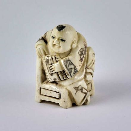 Читающий мальчик на стуле