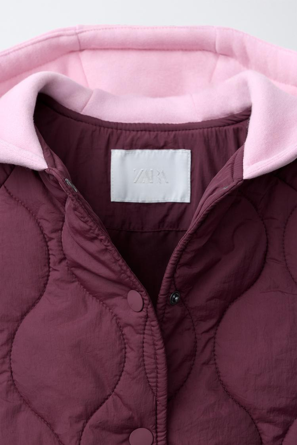 ZARA СТЕГАНАЯ КУРТКА С КАПЮШОНОМ И ВЫШИВКОЙ В ВИДЕ МЕДВЕЖОНКА, БУРГУНДИ