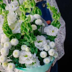 11. Стойкий букет в современном стиле с молюцеллой