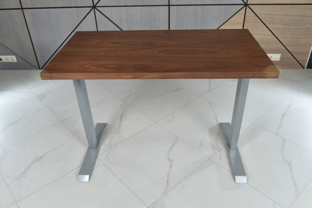 Регулируемый компьютерный стол Bazalt с регулировкой по высоте — столешница МДФ Американский орех