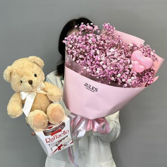 Букет из розовой гипсофилы с мишкой и конфетами