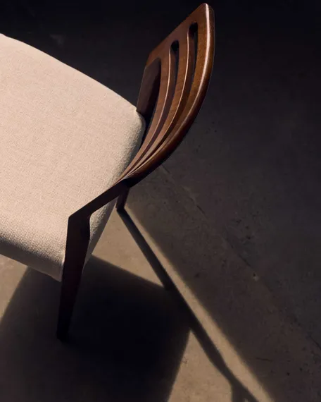 Стул Cudia из бежевой синели из массива дуба с отделкой орех FSC Mix Credi