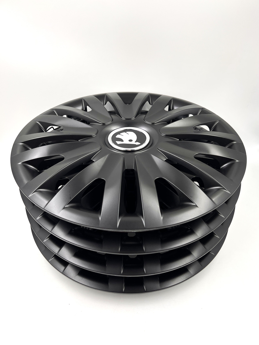 Колпаки на колеса гибкие черные с эмблемой R16 4 шт