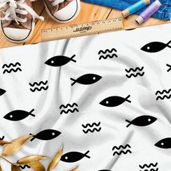 Ткань флис крупные чёрные рыбки на бежевом фоне