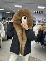 Пуховик в черном цвете с мехом песца под «куницу»