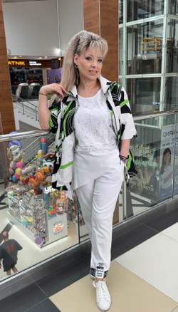 Хлопковый жакет в белом цвете с черным и зеленым принтом