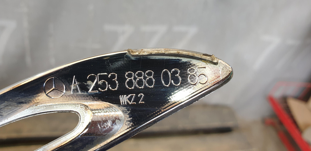 Молдинг решетки радиатора Mercedes GLC (X253) 15-19 Б/У Оригинал A2538880385