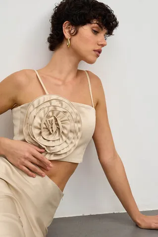 Топ с цветком из атласа цвета шампань