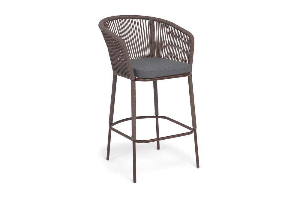 "Марсель" стул барный плетеный из роупа, каркас из стали коричневый (RAL8016) муар, роуп коричневый круглый, ткань темно-серая 027