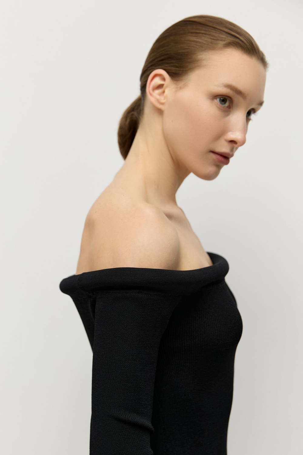 Джемпер с открытыми плечами