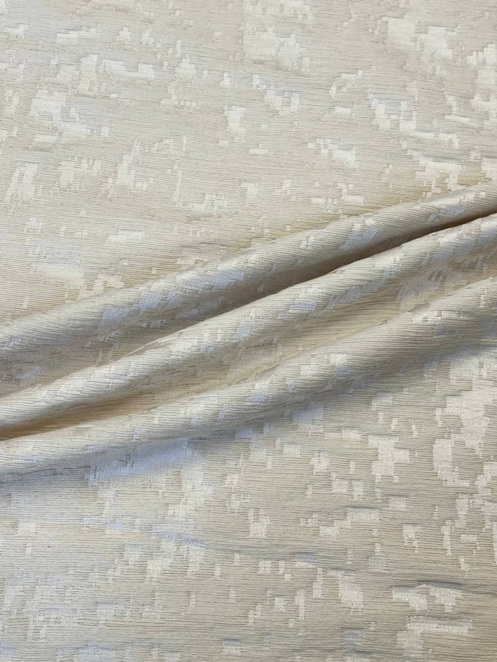 Жаккард альпака с шелком и п/а молочный с абстрактным принтом