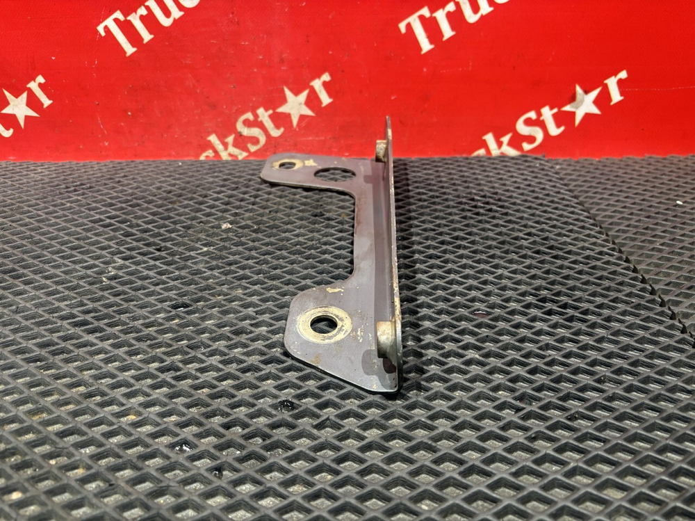 Кронштейн трапа над глушителем