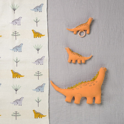 Погремушка хлопковая с деревянным держателем 14х11см Tkano Tiny world Динозавр Toto