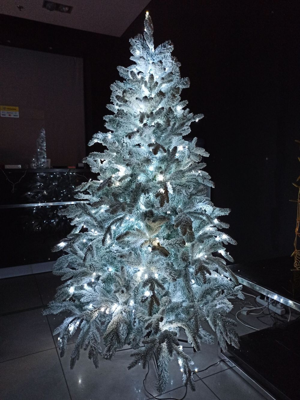 елка с встроенной гирляндой "Россо" заснеженная (свет холодный белый)