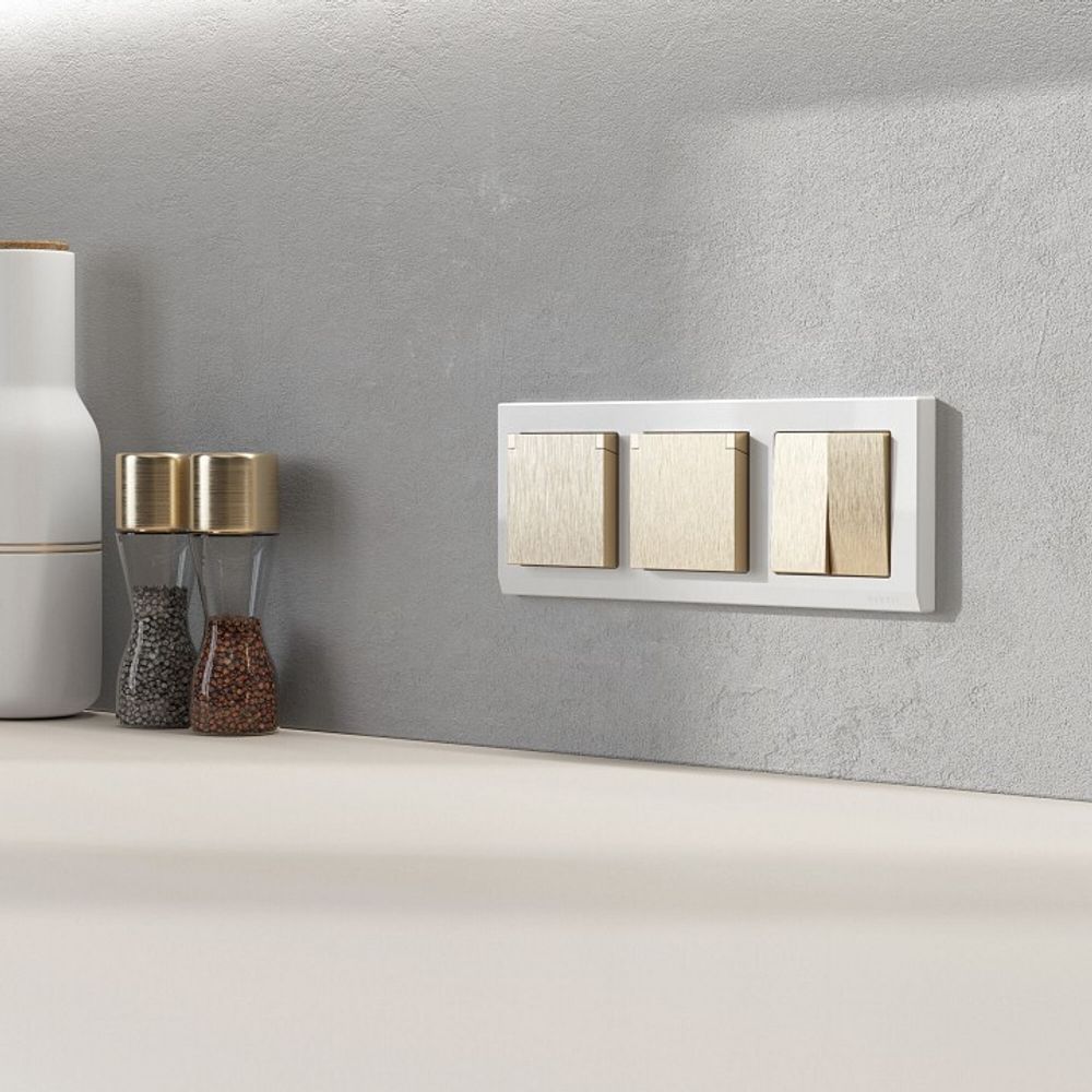 Розетка влагозащищенная с заземлением и со шторкой, без рамки с крышкой Werkel шампань рифленый W1171210