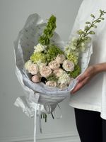 Букет сборный из кустовых пионовидных роз, диантусов, амми, дельфиниума и вибурнума