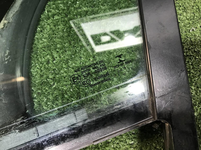 Форточка двери передняя левая Porsche Macan (2014-н.в.)