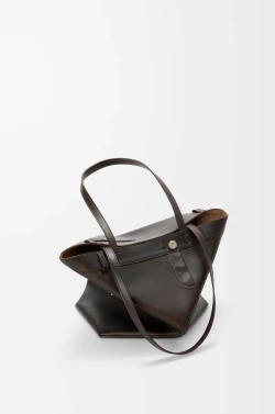 Loewe Сумка-тоут среднего размера Panta Puzzle Fold из блестящей телячьей кожи, темно-коричневый