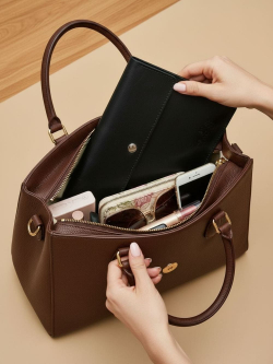 Фото примера расположения папки А5 в сумке ручная работа натуральная кожа цвет чёрный матовый