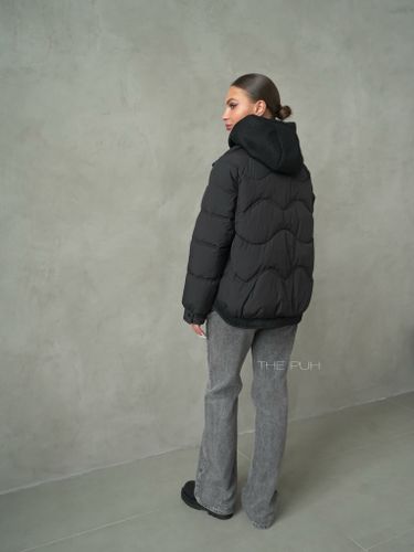 Черный пуховик с трикотажной манишкой