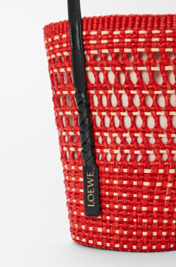 Loewe Плетёная мини-сумка Braid из кожи пальмы и телячьей кожи, красный