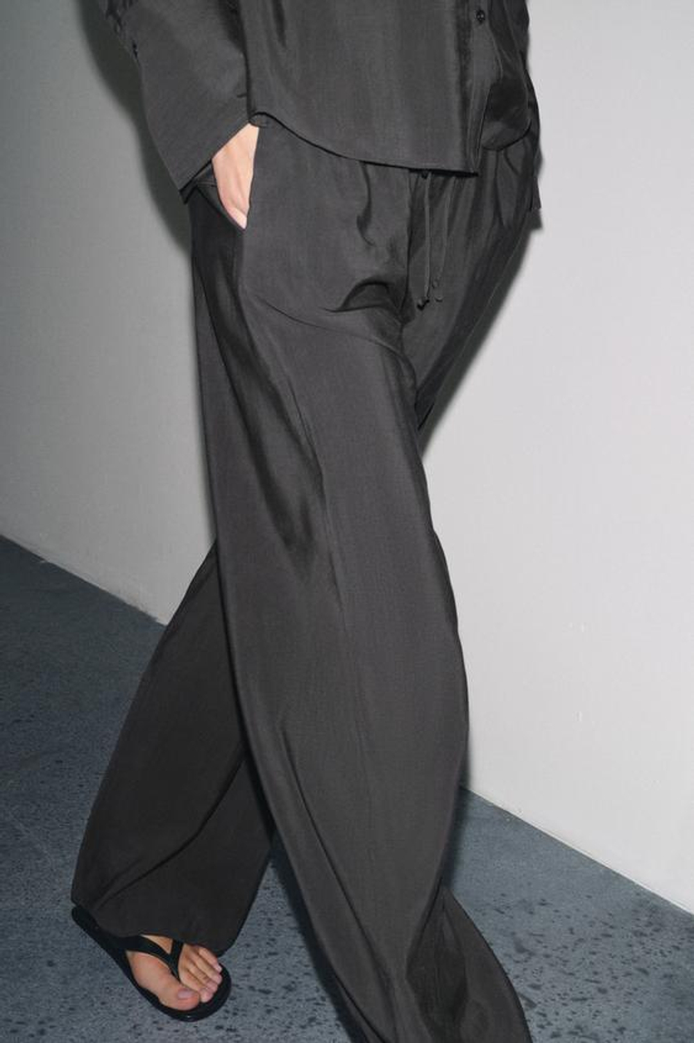 ZARA БРЮКИ ИЗ ЛЕГКОЙ ТКАНИ — ZW COLLECTION, УГОЛЬНЫЙ