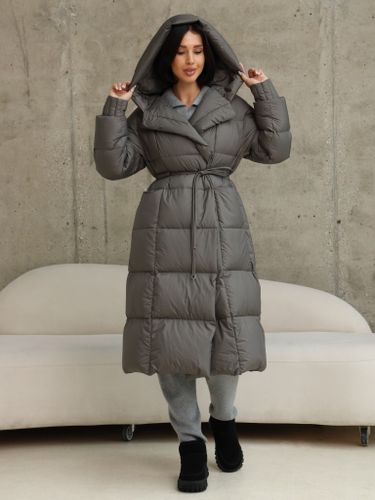 Удлиненный пуховик на запах с объемным капюшоном