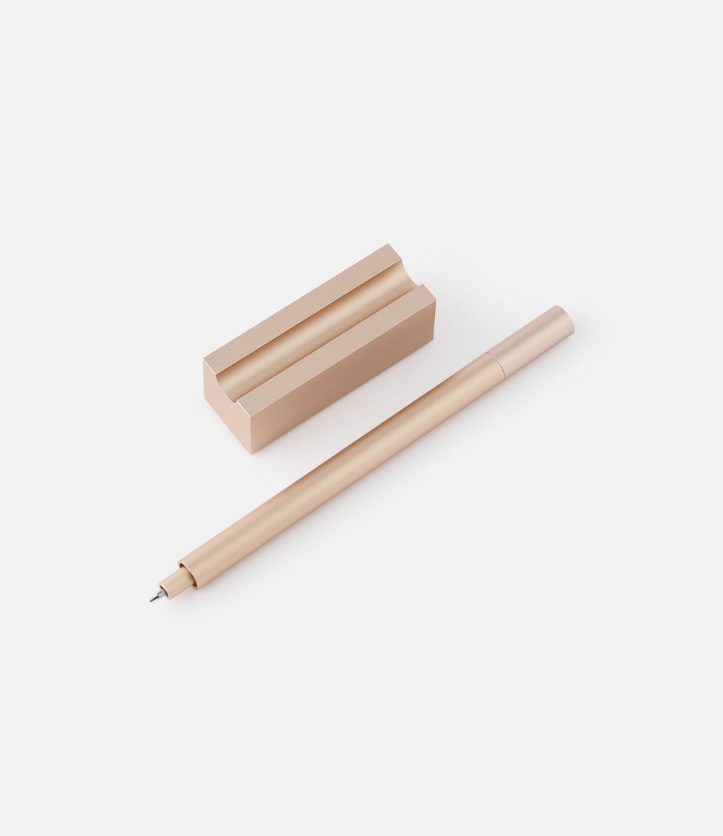 Walden Pen & Stand Sand — настольная ручка из алюминия