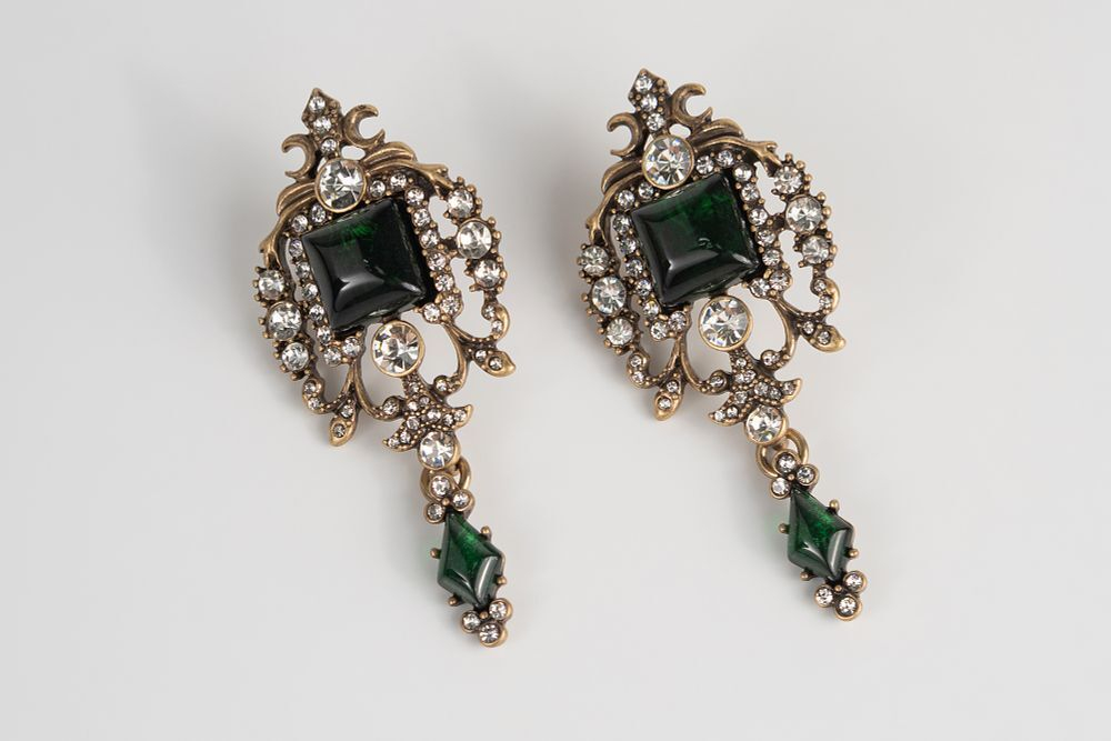 Винтажные серьги Monet в стиле викторианского возрождения с белыми и изумрудными вставками