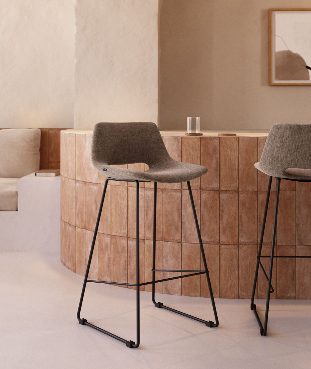 Zahara Полубарный стул коричневый с черными стальными ножками 65 см