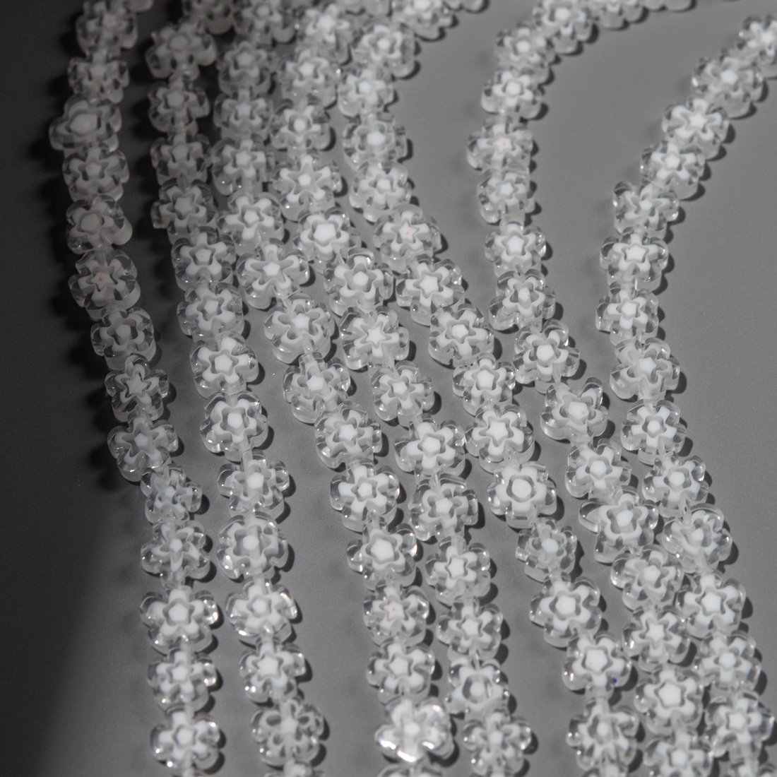 Стеклянные бусины в форме прозрачных цветочков, 7-8мм,